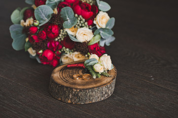 Bouquet with red and beige flowers on the table 1564.