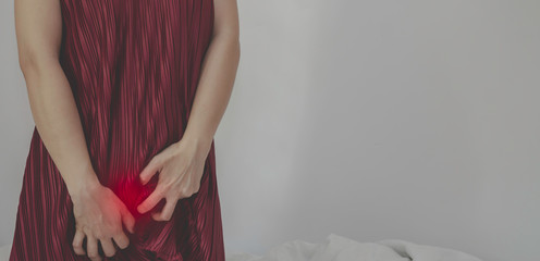 The woman has itching on his genitals.Asian women wear red clothes on their bed, they have itching...