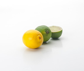 Un limón, una lima  y media lima cortada