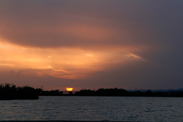 Fototapeta na wymiar Atardecer puesta de sol
