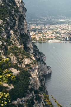 Blick von Regina Mundi auf die Sentiero del Ponale und Riva del Garda am Gardasse