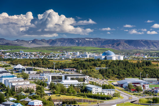 Reykjav&iacute;k auf Island, Blick vom Turm der Hallgr&iacute;mskirkja Richtung Hei&szlig;wasserspeicher Perlan