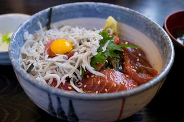 しらすマグロ丼