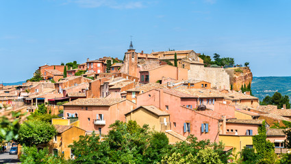 Fototapeta na wymiar View of Roussillon, a famous town in Provence, France