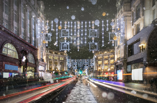 Einkaufsstraße in London mit festlicher Beleuchtung zu Weihnachten, Großbritannien