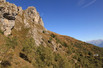 Fototapeta na wymiar Auf dem Weg zum Gipfel; Schroffe Bergwelt am Monte Grona (Luganer Alpen)