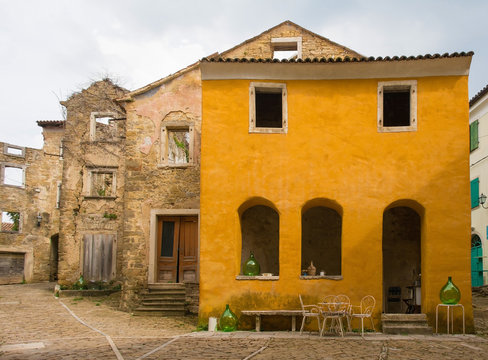 Fototapeta Buildings in the historic hill village of Oprtalj in Istria, Croatia  