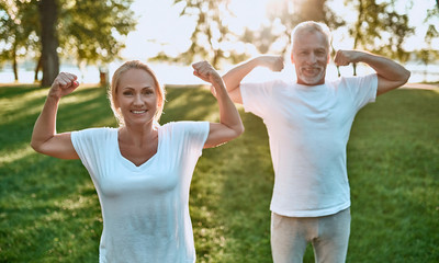 Obraz premium Senior couple doing sport outdoors
