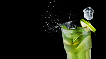 Alcohol mojito cocktail splash - obrazy, fototapety, plakaty