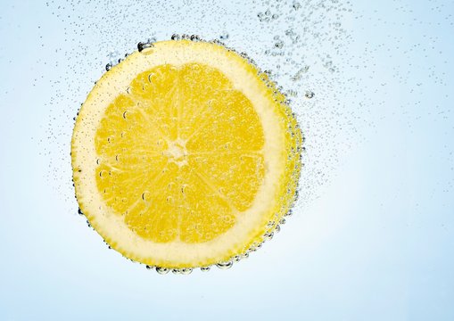 A lemon slice in water with air bubbles