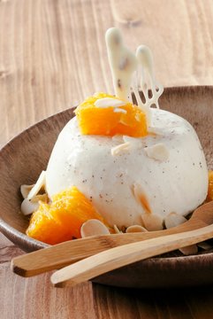Panna cotta with orange fillets and almonds