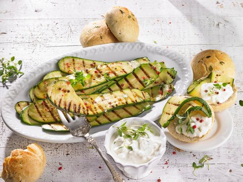 Marinated grilled courgettes with a sheep's cheese sauce and bread rolls