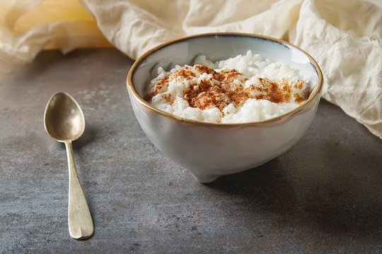 Close up of rice pudding with cinnamon powder in bowl