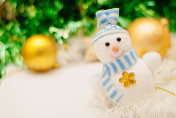 Obraz premium Christmas background with a cute snowman and christmas decorations