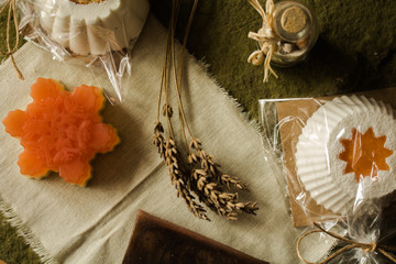 Musujące babeczki do kąpieli i mydełka wykonane z naturalnych produktów. © trojan74