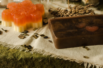 Musujące babeczki do kąpieli i mydełka wykonane z naturalnych produktów. © trojan74