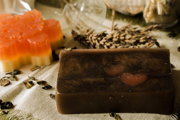 Musujące babeczki do kąpieli i mydełka wykonane z naturalnych produktów. © trojan74