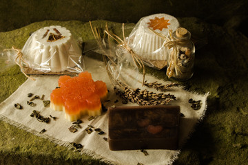 Musujące babeczki do kąpieli i mydełka wykonane z naturalnych produktów. © trojan74