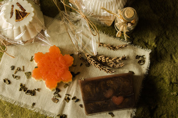 Musujące babeczki do kąpieli i mydełka wykonane z naturalnych produktów. © trojan74