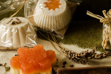 Musujące babeczki do kąpieli i mydełka wykonane z naturalnych produktów. © trojan74