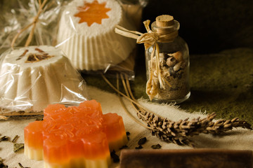 Musujące babeczki do kąpieli i mydełka wykonane z naturalnych produktów. © trojan74