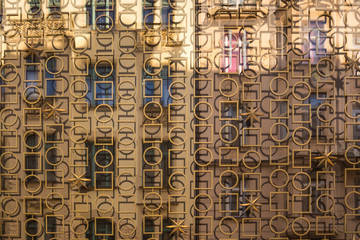 Obraz premium Grid, glass and reflection of a house