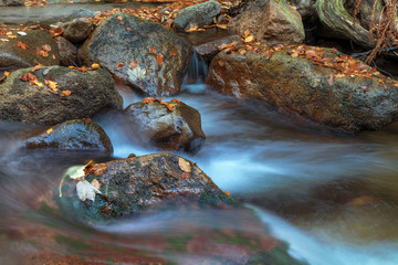 Fluss mit Steinen mit Langzeitbelichtung