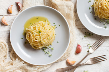 Spaghetti with thyme, garlic and olive oil