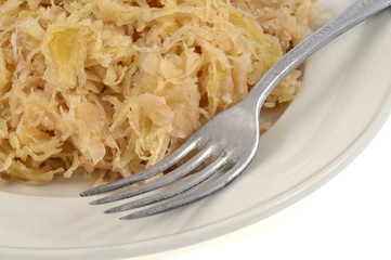 Gros plan sur une assiette de choucroute non-garnie 