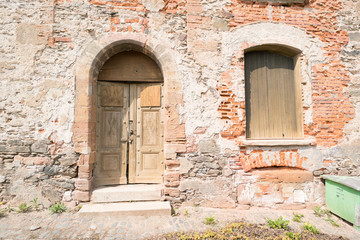 Fototapeta na wymiar Old architectural details - door and arched entrance