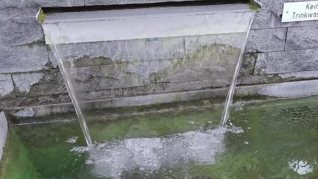 Brunnen aus dem Wasser sprudelt