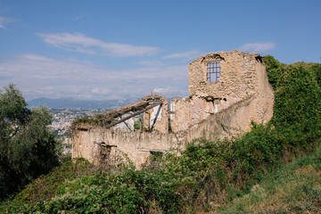 Stone house ruins on the wall in the southern European city