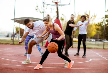 Gardinen Group of multiracial young people   playing basketball outdoors © BGStock72
