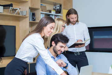 Fototapeta premium Młodzi ludzie biznesu pracujący w nowoczesnym biurze