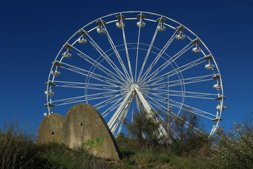 Fototapeta premium grande roue abandonnée dans le sud de la france