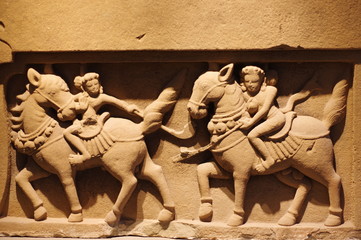 Bas-relief montrant des cavaliers
