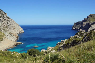 Fototapeta na wymiar Spanien Mittelmeer Mallorca Strand Panorama Küste Steilküste Klippen Berge Meer Bucht 