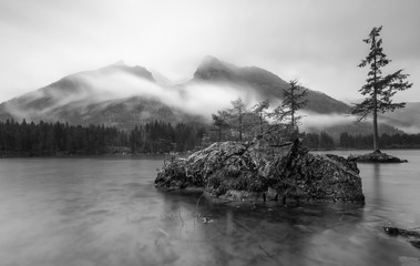 Résumé noir et blanc longue exposition refelction des montagnes dans le lac, hintersee, bavière