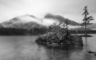 Photo sur Plexiglas Noir et blanc Résumé noir et blanc longue exposition refelction des montagnes dans le lac, hintersee, bavière