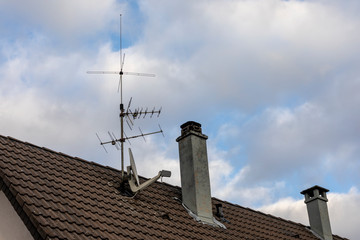 Fernsehantenne mit Parabolspiegel auf einem Dach