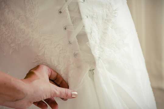 Lassage du dos d'une robe de mari&eacute;e - mariage - habillage