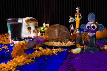 Ofrenda de día de muertos. Con calavera de azúcar, pan de muerto y platillo tradicional mexicano 6