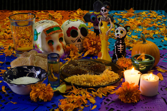Ofrenda de d&iacute;a de muertos. Con calavera de az&uacute;car, pan de muerto y platillo tradicional mexicano 4