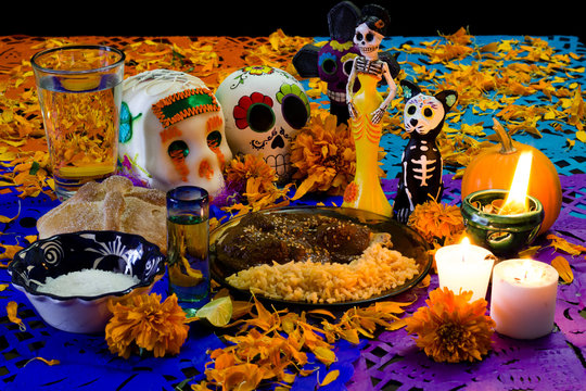 Ofrenda de d&iacute;a de muertos. Con calavera de az&uacute;car, pan de muerto y platillo tradicional mexicano 2