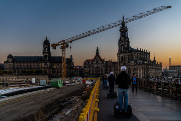 Katholische Hofkirche Dresden und Residenzschloß bei Einbruch der Dunkelheit von der...