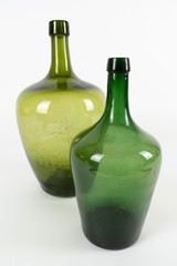 Zwei große alte Flaschen in zweierlei grün 