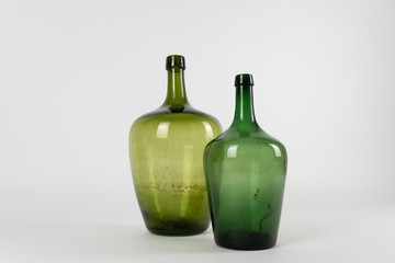 Zwei große alte Flaschen in zweierlei grün 