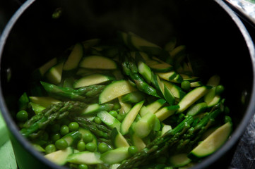 casserole de courgettes, asperges et petit poids