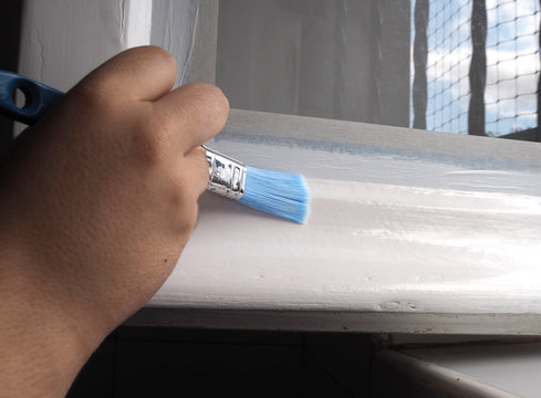 Barnizando una ventana