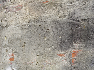 Pared de cemento con trozos de ladrillo